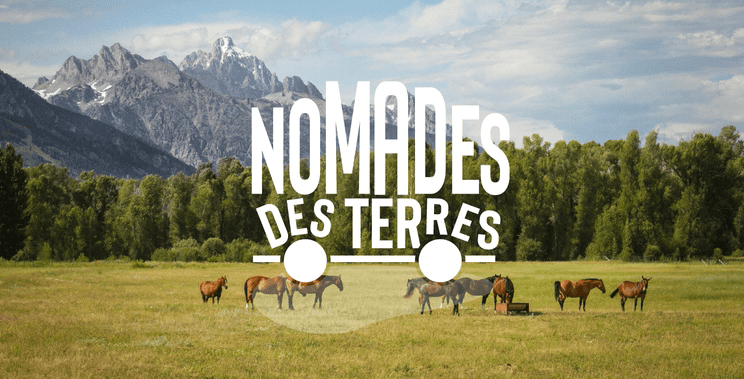 logo nomades des terres sur fond nature et chevaux